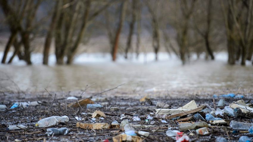 Fuldoklik a Duna-part a műanyagban: a hulladék nagy része a kólagyártókhoz köthető