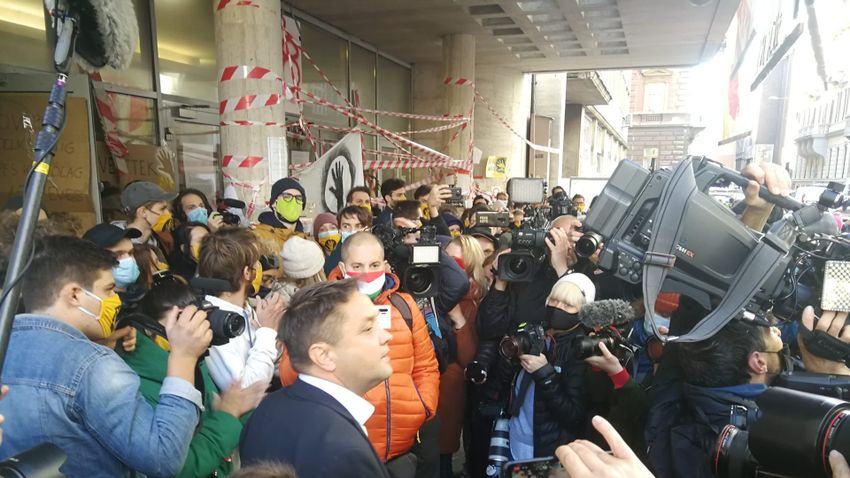 A tüntetők nem engedték be az SZFE-re az egyetem kancellárját + videó