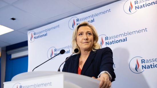 Negyedszerre is pártelnökké választották Marine Le Pent