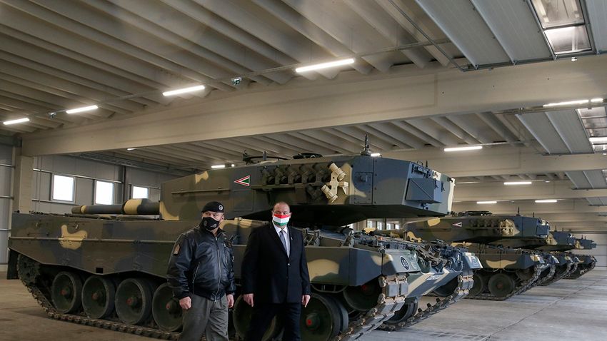 Németh Szilárd: Már nyolc Leopard harckocsi érkezett Tatára