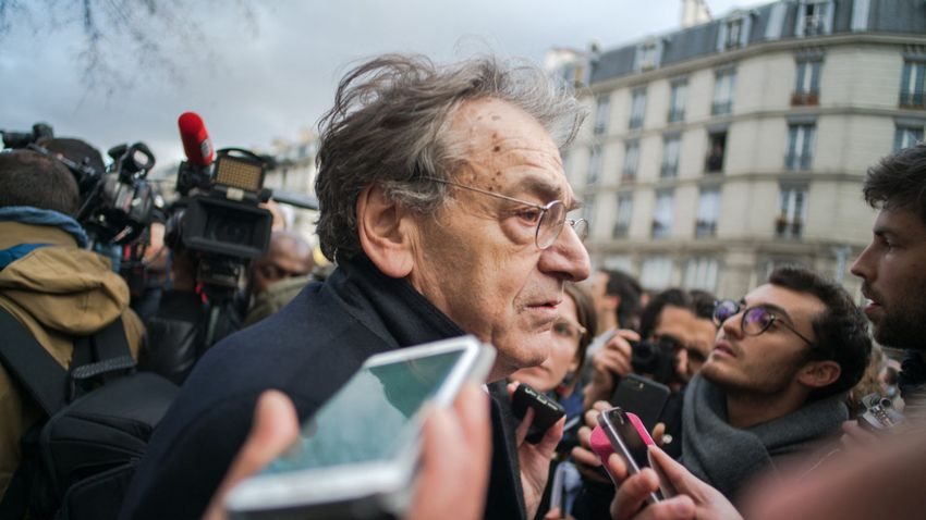 Radikális iszlamista inzultálta a francia filozófust