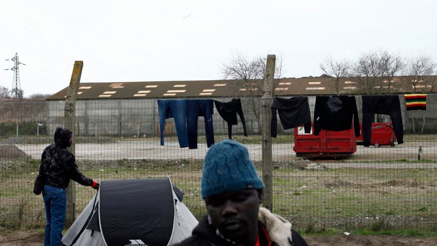 Belgium a francia határnál szállásol el migránsokat