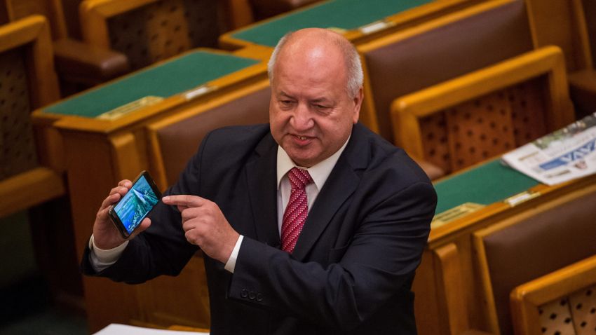 Korábban támadta, most mégis a keleti vakcina mentette meg Korózs Lajos életét