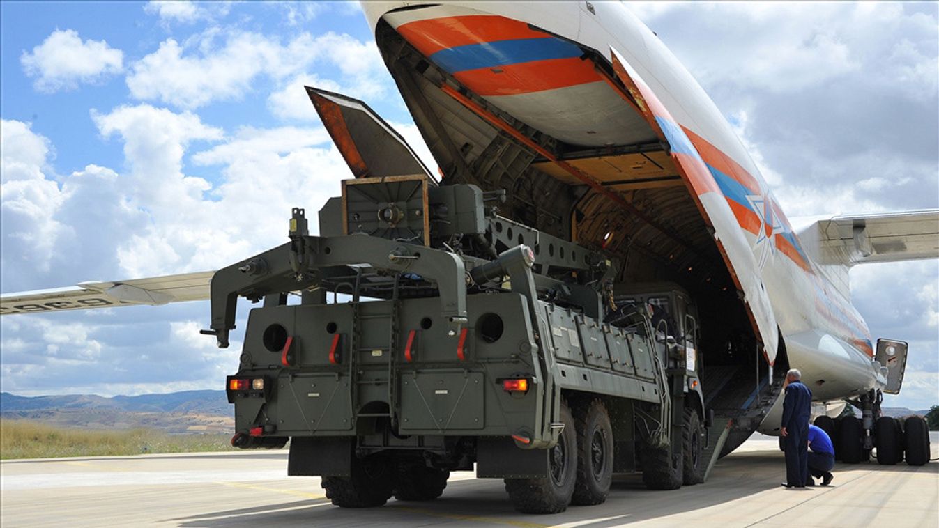 Russian S-400 Triumph anti-aircraft missile system arrives to Turkey
