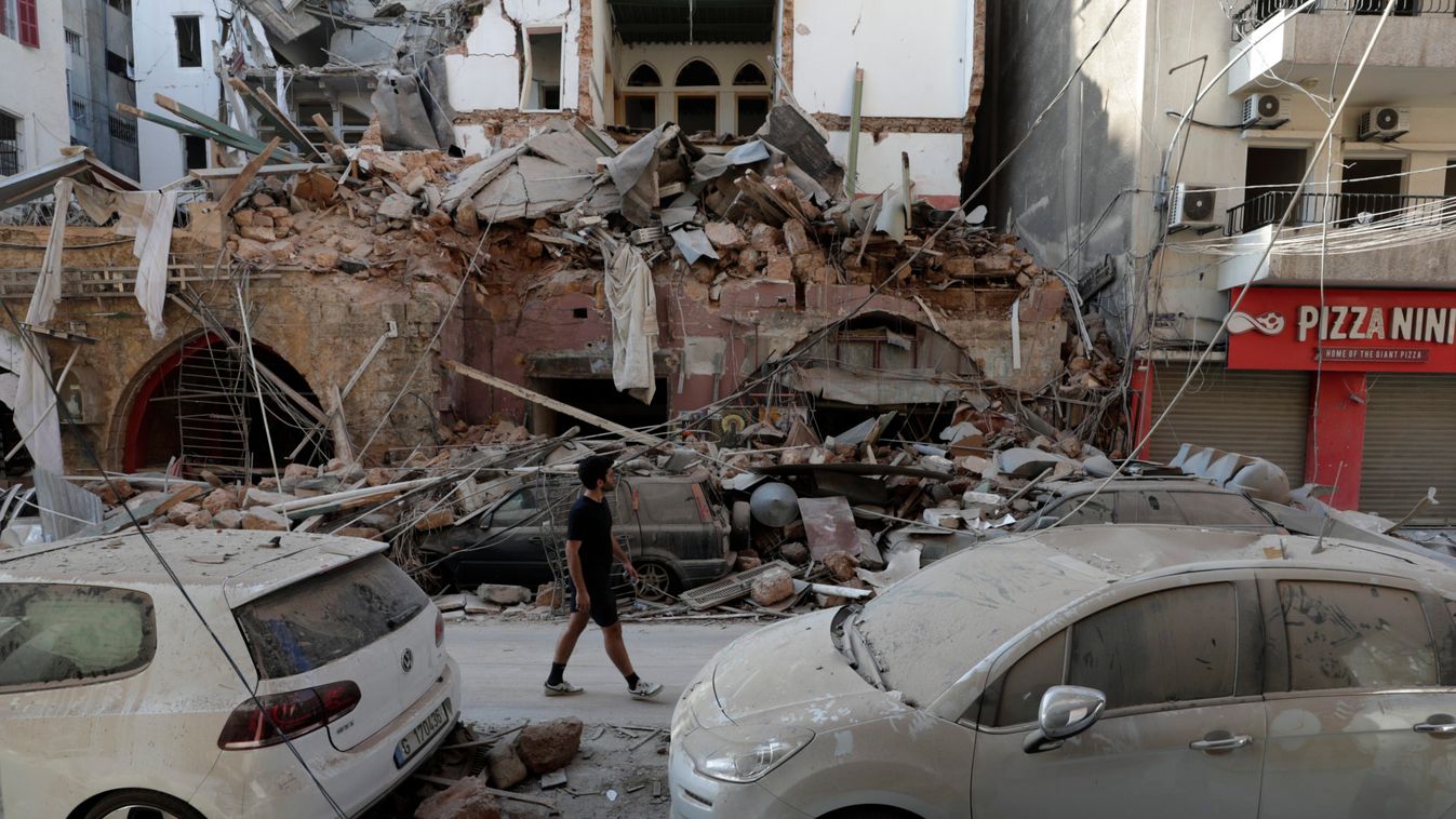 A pusztítás nyomai a bejrúti kikötőben történt előző napi hatalmas robbanást követően 2020. augusztus 5-én.