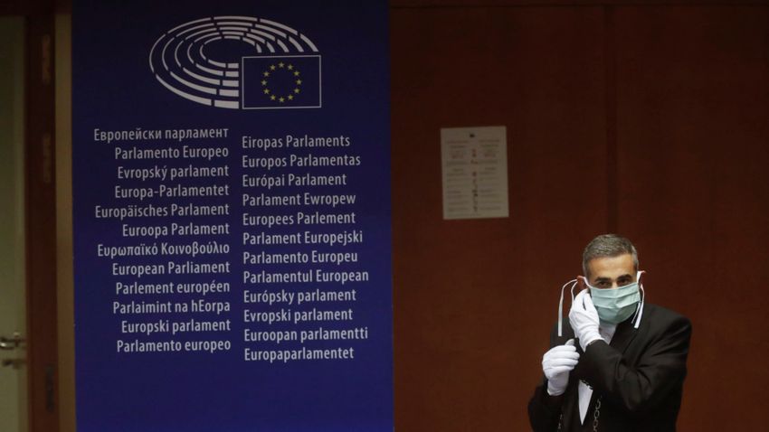 Ezúttal a vírustörvényről vitázik az uniós parlament