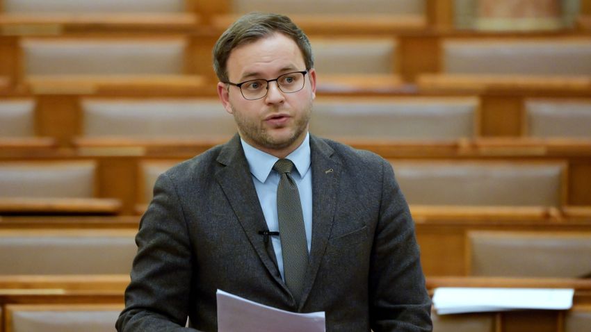 Jakab Péter után a DK-s képviselő is ficsúrozik a parlamentben