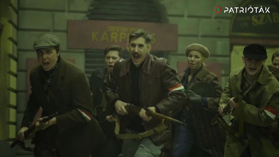 Molotov-koktél is robban a Patrióták új '56-os filmjében + videó