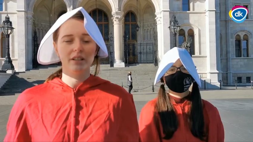 Nevetséges jelmezben tiltakozott a DK az abortusz „betiltása” ellen