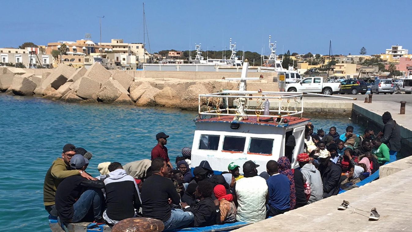 Group of 100 migrants arrive in Lampedusa