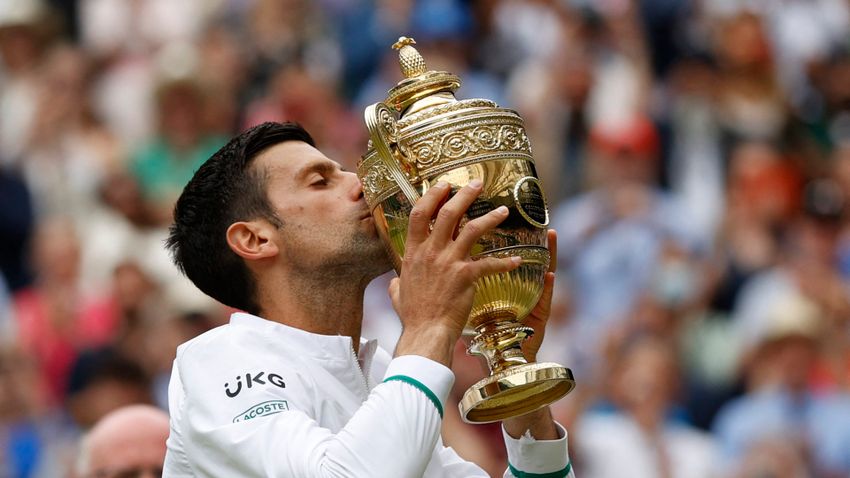Hiába akarták a vesztét, Djokovics mégis nyert Wimbledonban