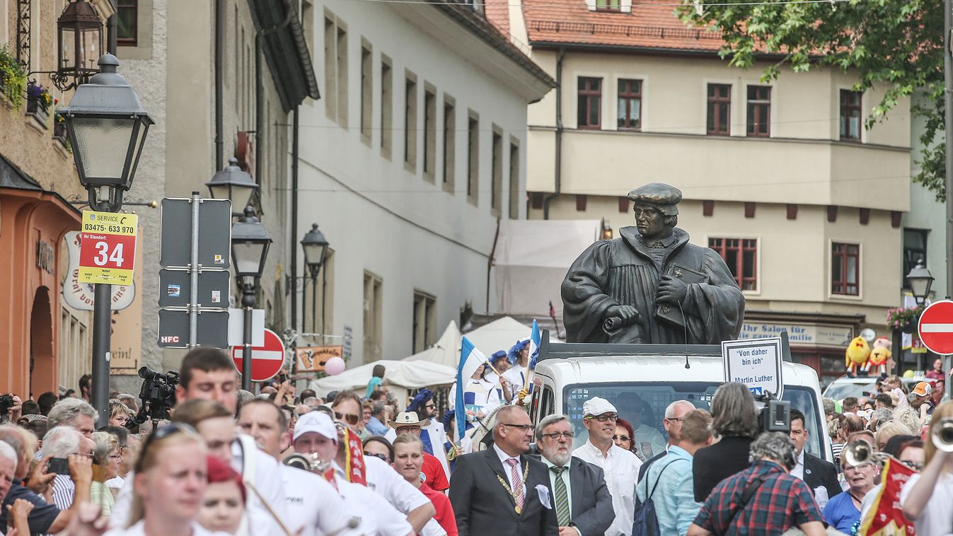 Sachsen Anhalt Tag in Eisleben Festumzug Statue von Martin Luther auf einem Umzugswagen