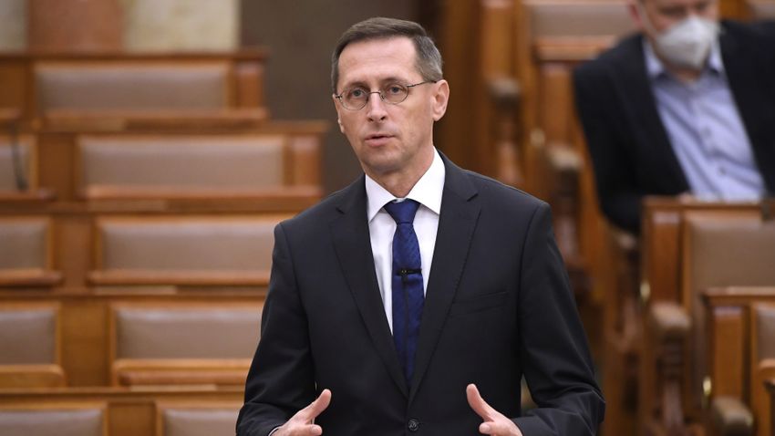 Helyre tette a volt MNB-elnök képtelen állításait Varga Mihály