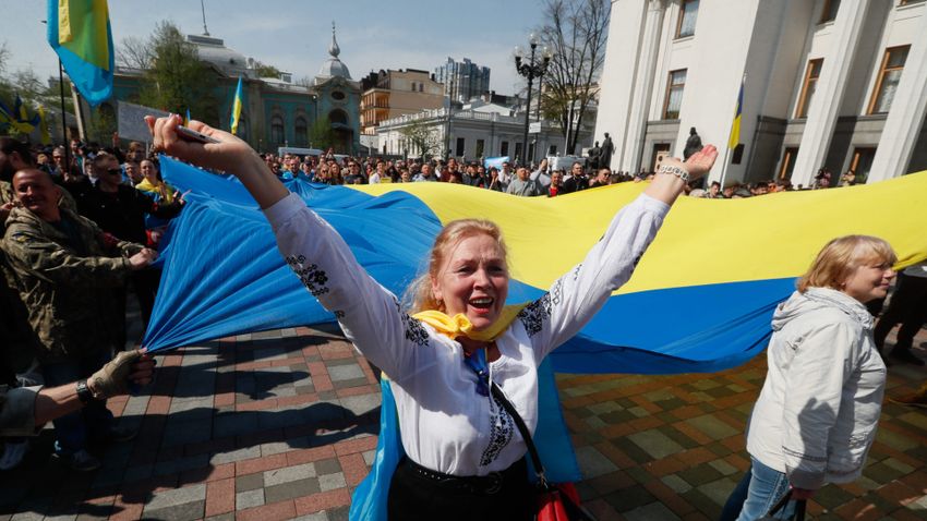 Ukrajnában kötelező lesz az államnyelvű kiszolgálás