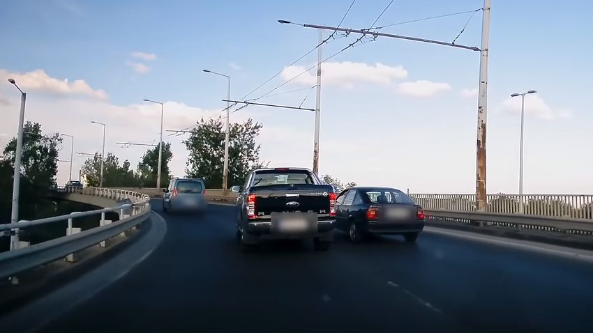 Hihetetlen dolog történt két autóssal az M3-kivezetőn + videó