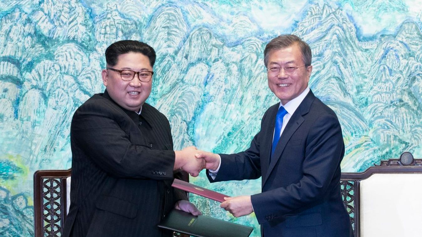 Kim Dzsong Un észak-koreai vezetõ és Mun Dzse In dél-koreai elnök kezet fog, miután megállapodást írtak alá