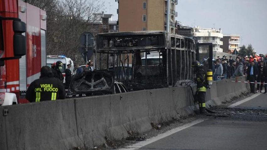 Iskolabuszt gyújtott fel egy szenegáli sofőr Milánó mellett