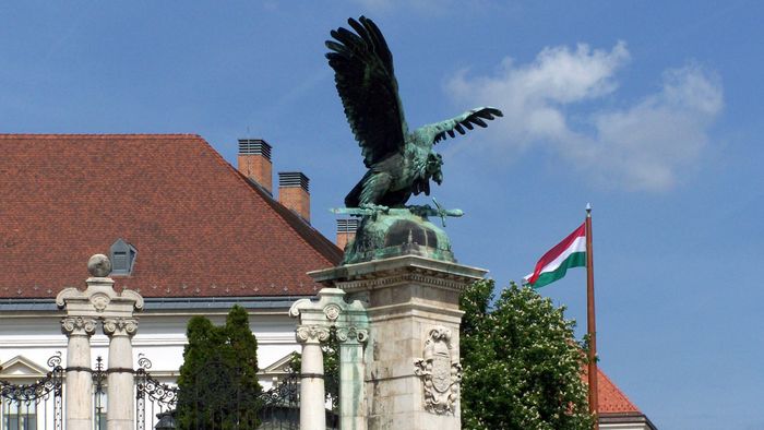 Műalkotás - Budapest - A Budavári Palota Turul-szobra