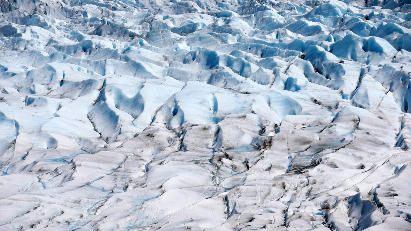 Szakadékba zuhant az ismert klímakutató egy gleccseren
