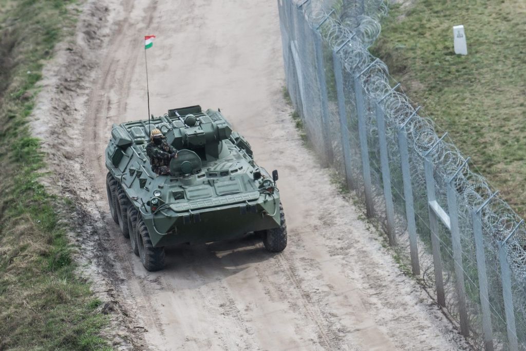 Illegális bevándorlás – BTR 80-as harcjármûvek járõrözne