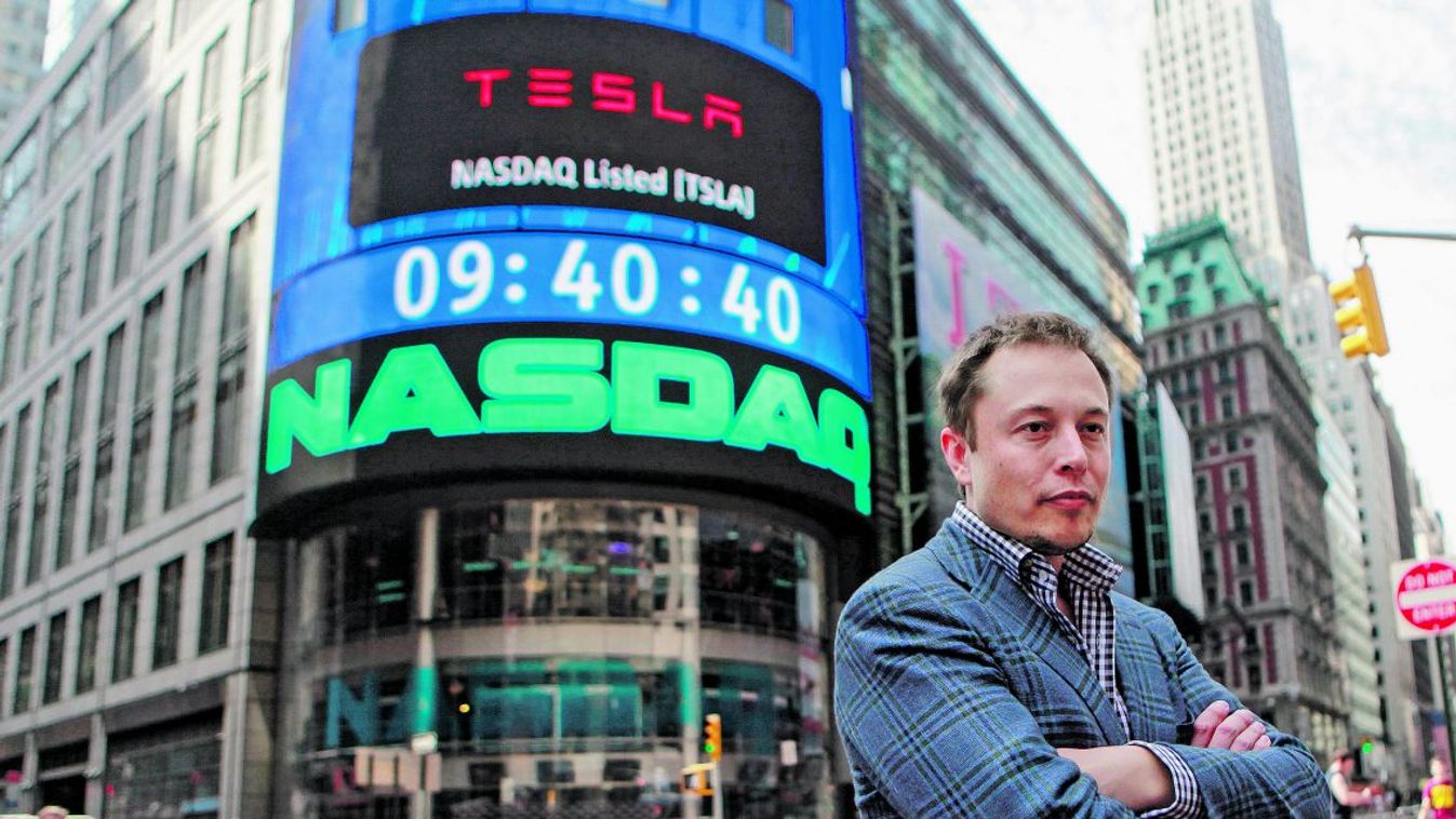 Elon Musk cégvezető a tőzsde épülete előtt. Hátat fordítanának a befektetők