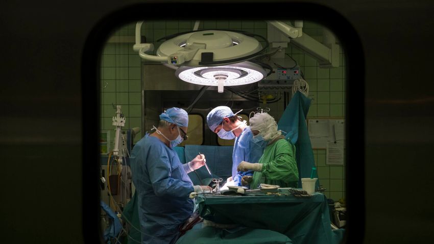 Egyidejűleg végeztek tüdő- és májátültetést kínai orvosok