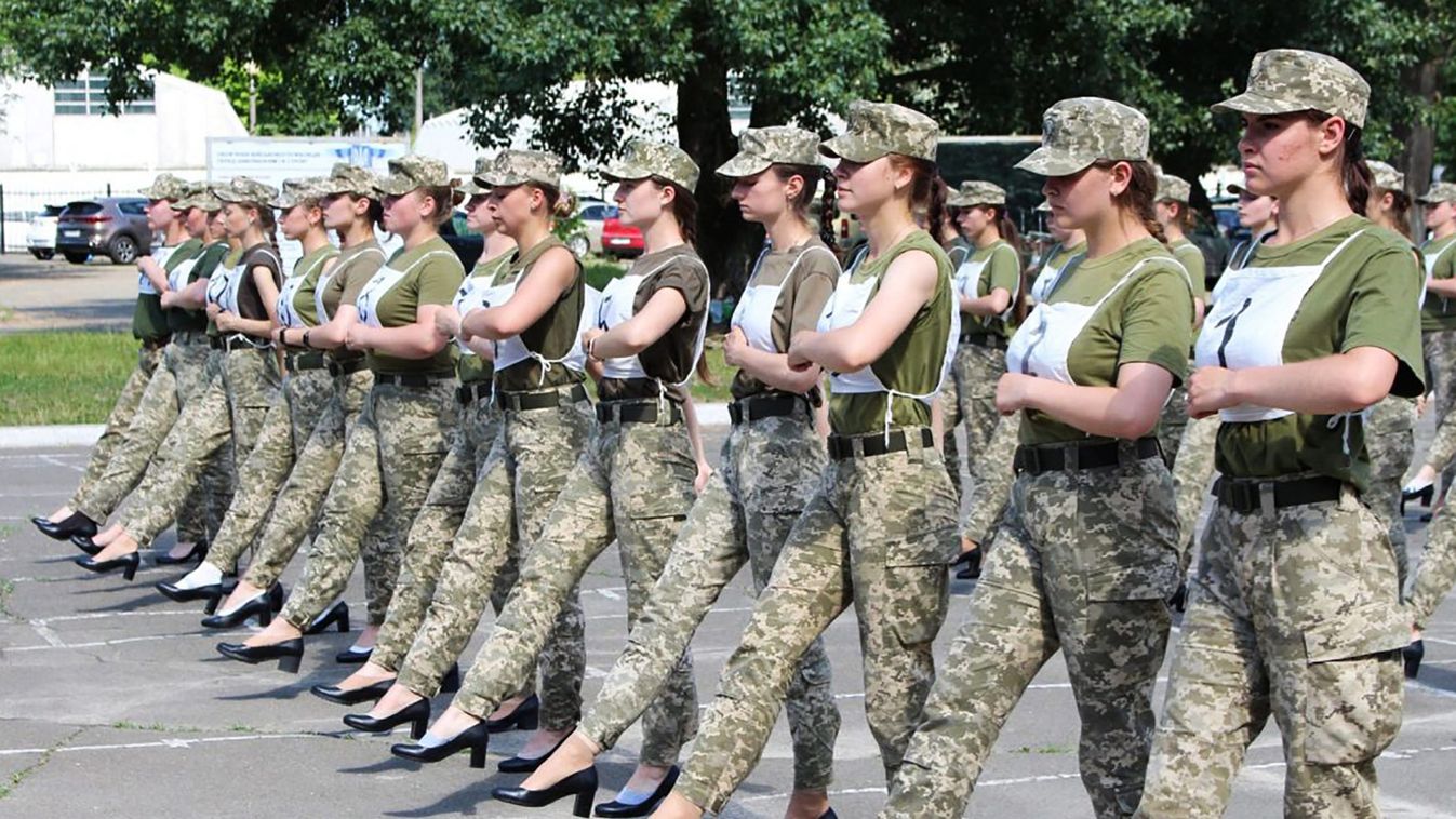 Ukrán női katonák Magassarkú