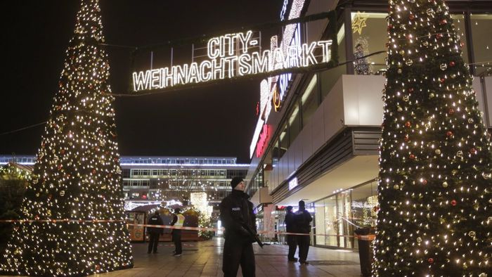 Berlini karácsonyi vásárba hajtó teherautó