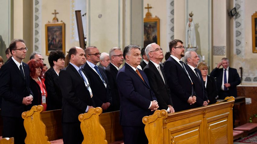 Orbán Viktor: Védenünk kell a keresztény hitből kinőtt életformát