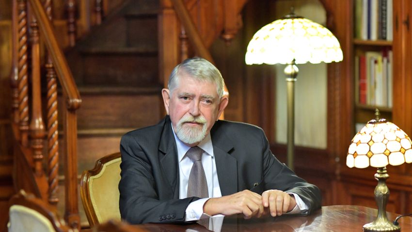 Kásler Miklós: Nem felemelt karokkal vártuk a járvány tombolását