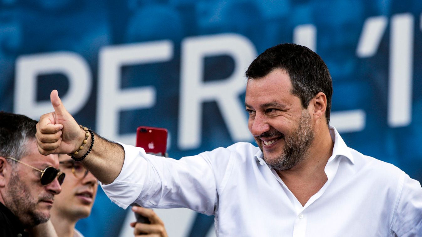 Matteo Salvini köszönti támogatóit