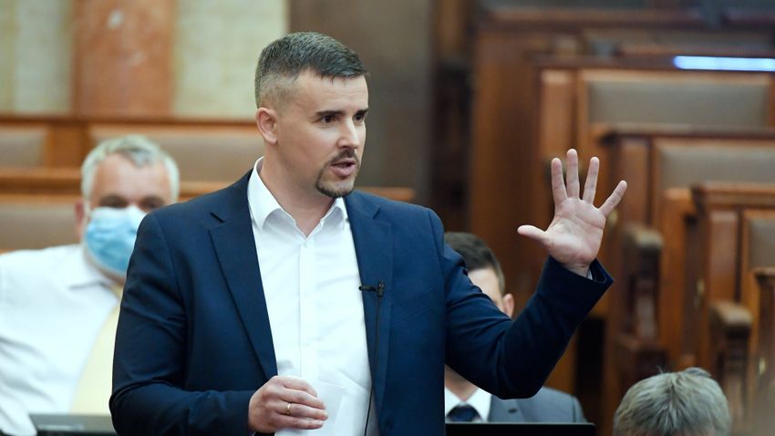 A szivárványcsaládok miatt vitatkozik Fekete-Győr Jakab Péterrel