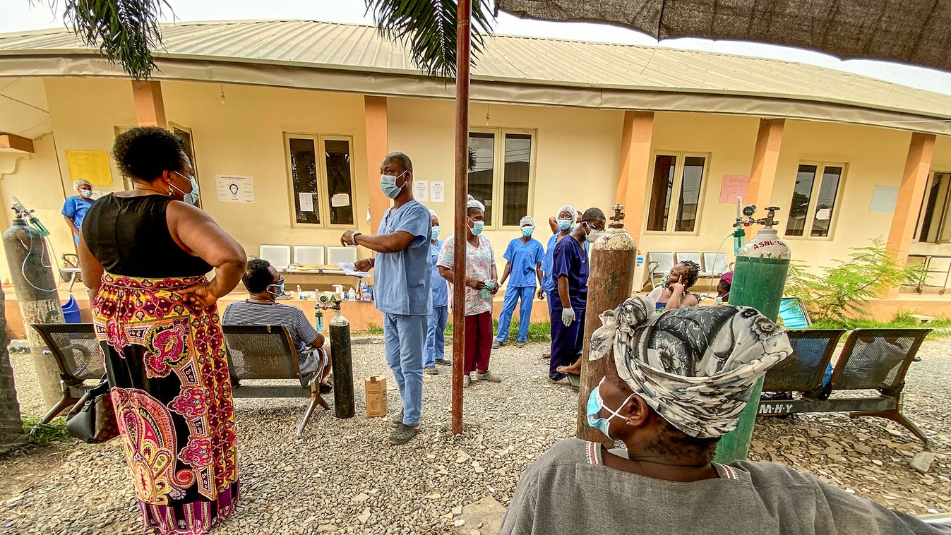 Patients receive oxygen outside Infectious Disease Hospital in Yaba, Lagos