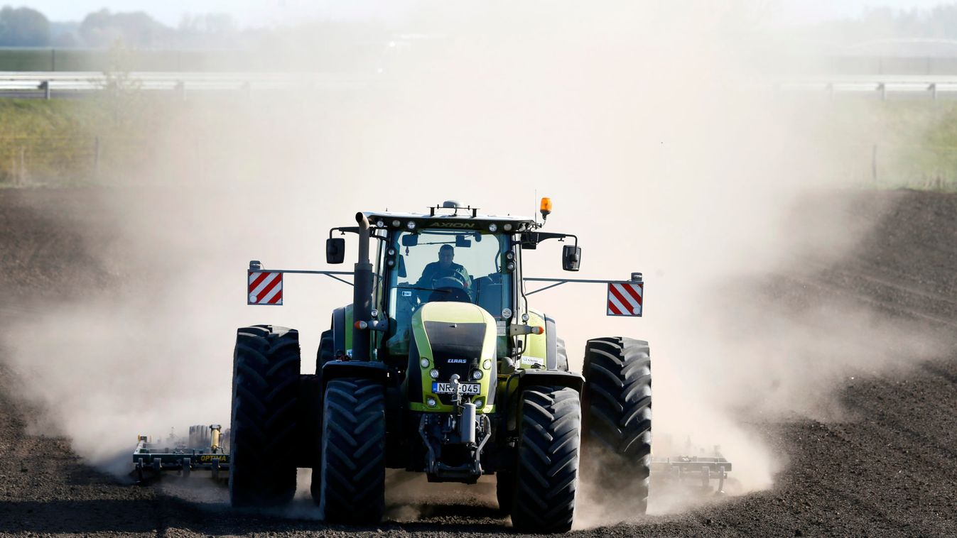 termőföld mezőgazdaság traktor