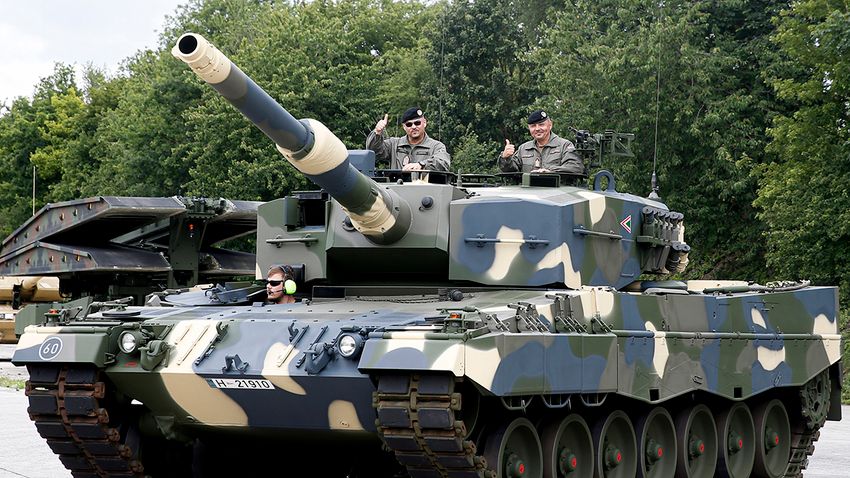Magyar színekben az első Leopard 2-es harckocsik