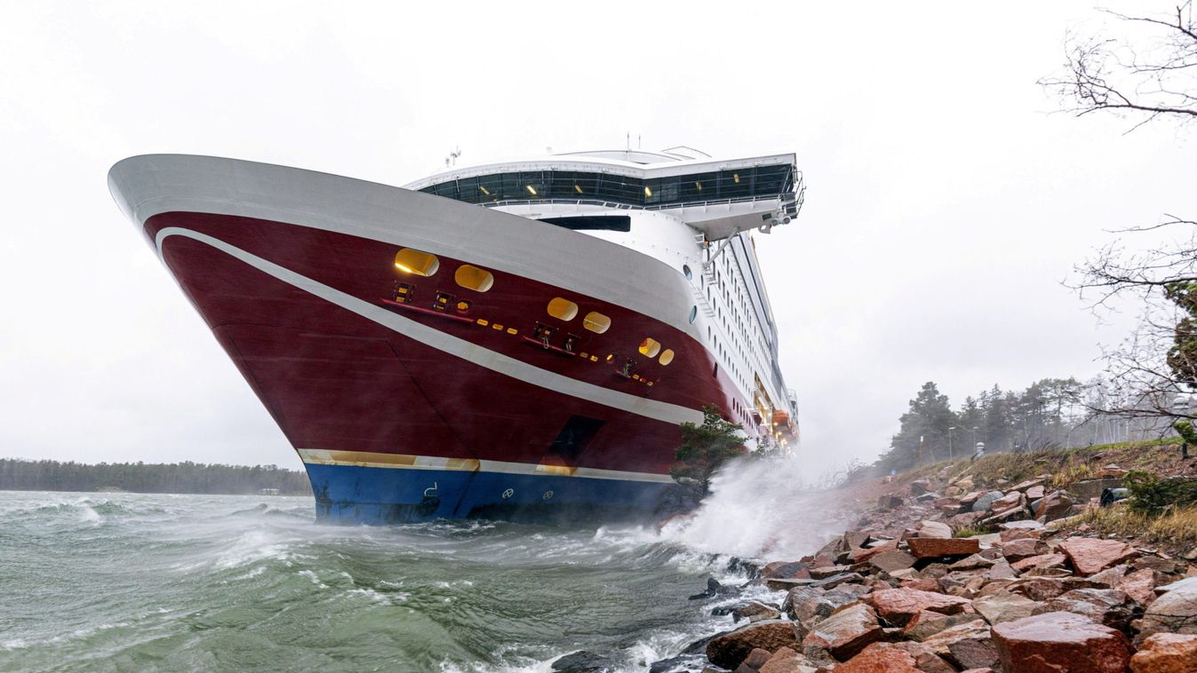 Cruise ferry Viking Grace runs aground at Mariehamn