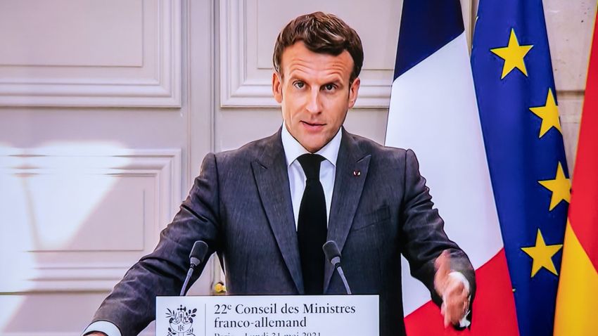 Hatalmas pofont kapott a francia köztársasági elnök