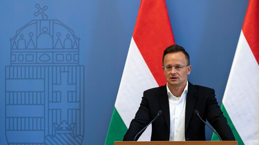 Szijjártó: Magyarországon senkit nem hallgatnak le a szakmája miatt