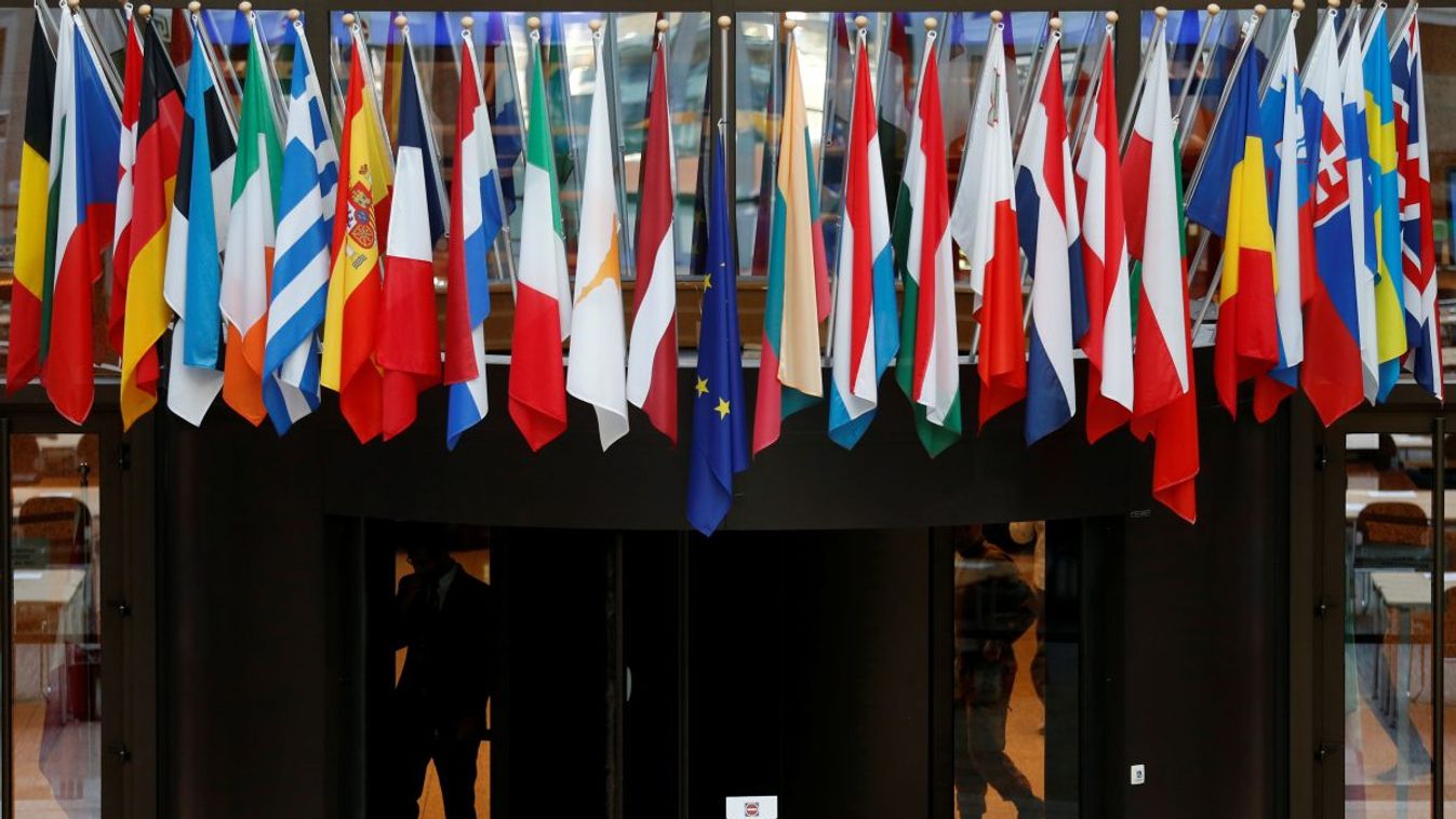 Az EU-tagállamok zászlói az Európai Tanács épületének bejáratánál. Sokszínűség van, egység kevésbé