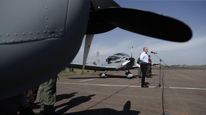 szolnok ,repülőbázis, zlin gépek átadása, helikopter szimulátor