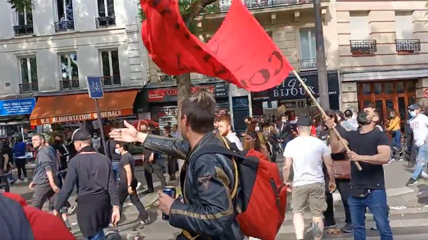 Megtámadtak egy katolikus emlékmenetet Párizsban + videó