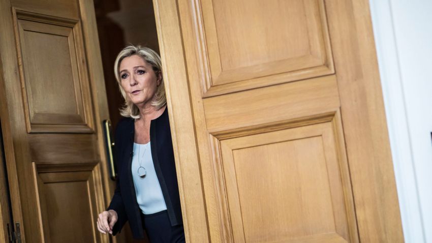 Le Pen ringbe száll