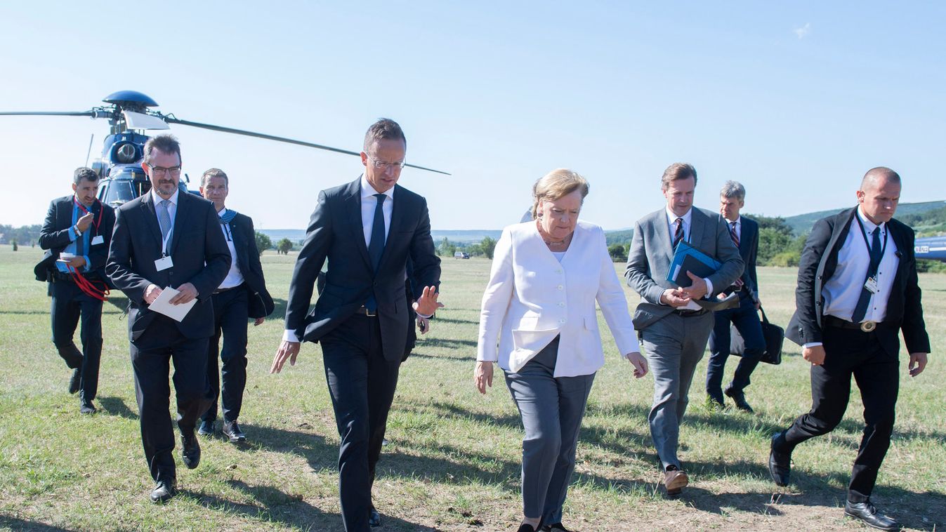 SZIJJÁRTÓ Péter; MERKEL, Angela; Szijjarto Peter fogadja a Sopronba érkező Angela Merkelt.
