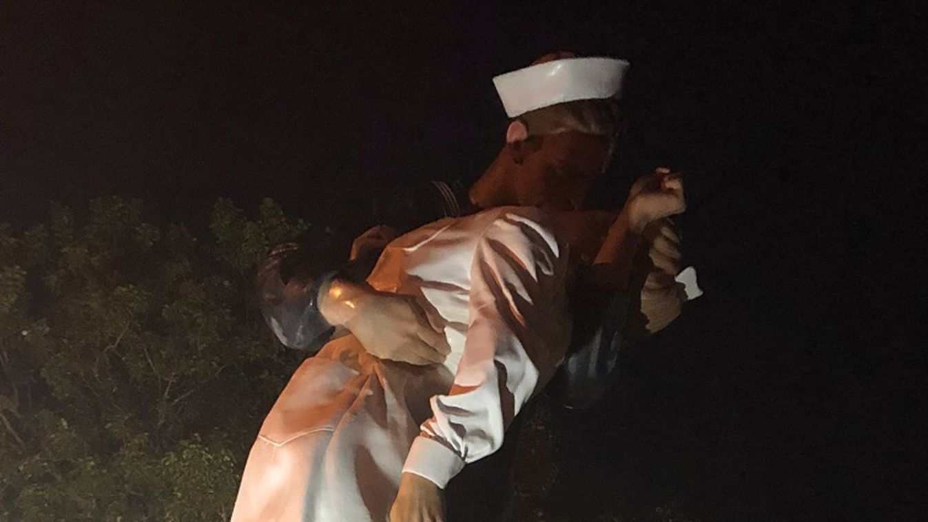 Statue of sailor kissing nurse vandalized