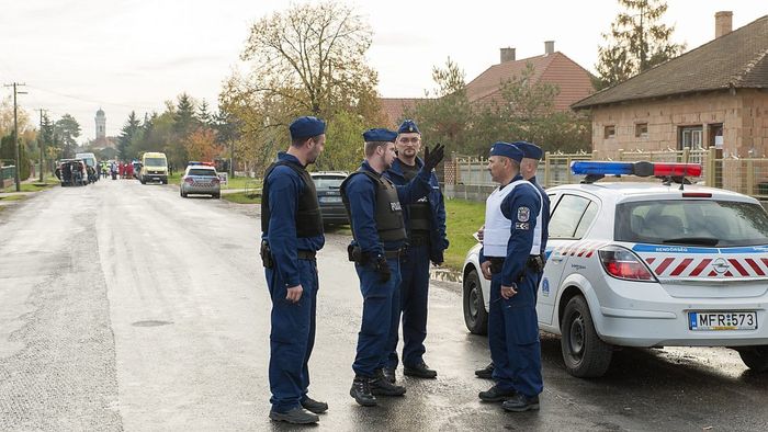 Rendõri készültség Bõnyben