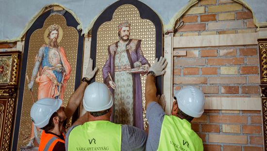 Az utolsó simítások zajlanak a Budavári Palota Szent István-termén + fotók