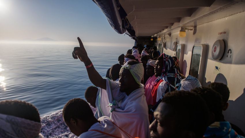 Húszezer migráns áll készen az indulásra Észak-Afrikából