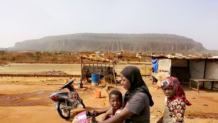 Bamakóból Budapestre: egy kimenekítés története