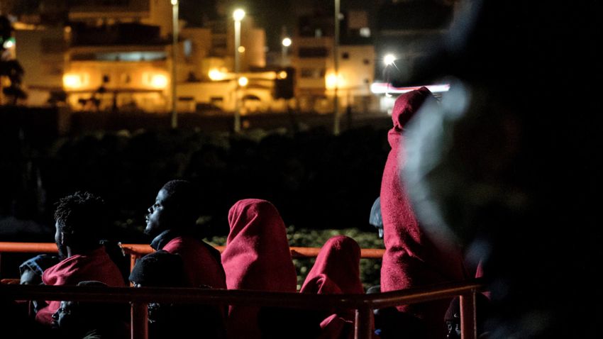 Fellázadtak a Kanári-szigeteken a vírusgyanús migránsok ellen