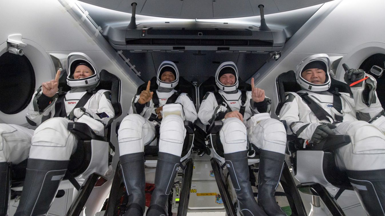 SpaceX capsule carrying 4 astronauts arrives safely back on Earth
